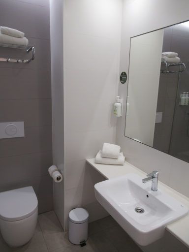 B&B Hotel Almer&iacute;a V&iacute;car, Almer&iacute;a, Spanien, Bad mit WC und Waschtisch