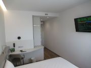 B&B Hotel Almer&iacute;a V&iacute;car, Almer&iacute;a, Spanien, Doppelzimmer 415 mit gro&szlig;em Bett, Fenster, Vorh&auml;nge, Flachbildfernseher, lautloser K&uuml;hlschrank und Minisafe