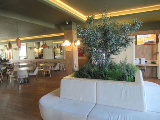 B&B Hotel Granada, Granada, Spanien, Empfangshalle mit Sitzgelegenheiten und Rezeption