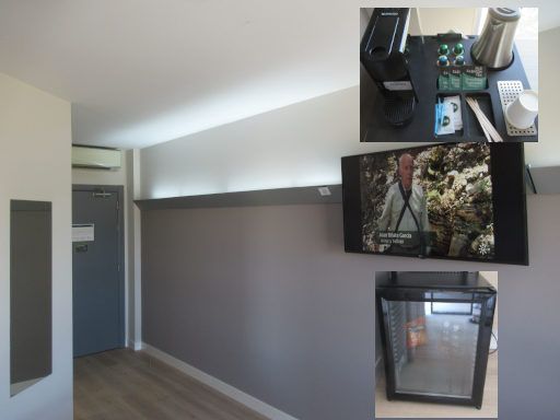 B&B Hotel Granada, Granada, Spanien, Zimmer 303 mit Wandspiegel, Klimaanlage, Eingangst&uuml;r, Flachbildfernseher, Kaffeekap&uuml;selmaschine und lautlosen K&uuml;hlschrank
