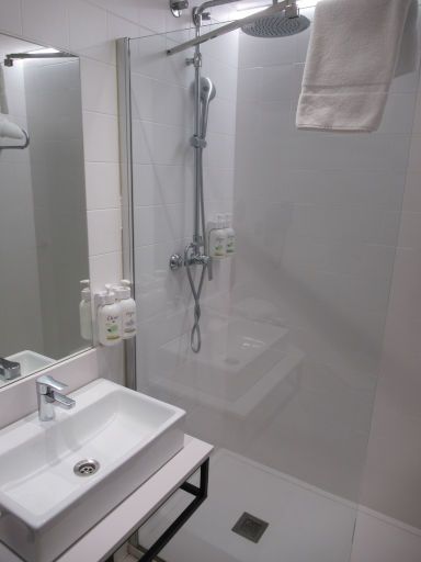 B&B Hotel Granada, Granada, Spanien, Bad mit Waschtisch und Regenschauerdusche