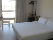 B&B Hotel Granada, Granada, Spanien, Doppelzimmer 303 mit gro&szlig;em Bett, Schreibtisch mit Wasserkocher und Kaffeekapselmaschine, Fenster, Gardine, offener Schrank, Leseleuchten und Nachttisch