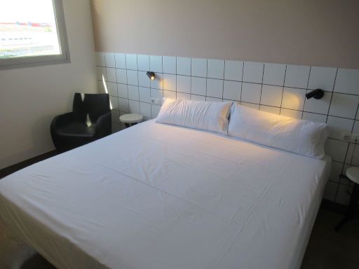 B&B Hotel Miranda de Ebro, Miranda de Ebro, Spanien, Zimmer 204 mit gro&szlig;em Bett, Fenster, Nachttischleseleuchten und Sessel