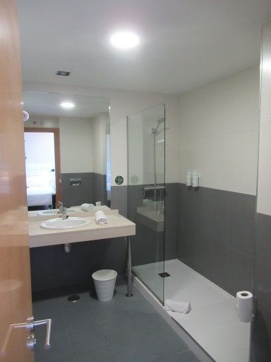 B&B Hotel Miranda de Ebro, Miranda de Ebro, Spanien, Bad mit Waschtisch und begehbarer Dusche