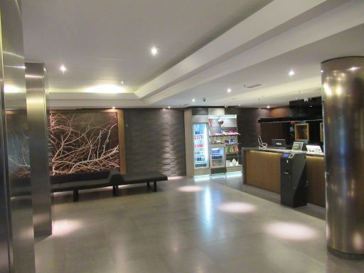 B&B Hotel Vitoria General Álava, Vitoria-Gasteiz, Spanien, Empfangshalle, Rezeption und Verkaufsautomaten