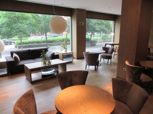 B&B Hotel Vitoria General Álava, Vitoria-Gasteiz, Spanien, Sitzbereich mit Ausblick auf den Bürgersteig