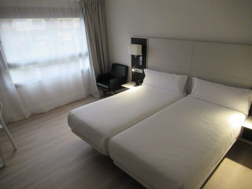 B&B Hotel Vitoria General Álava, Vitoria-Gasteiz, Spanien, Zimmer 203 mit zwei Einzelbetten, Fenster, Nachttischleseleuchten, Telefon und Sessel