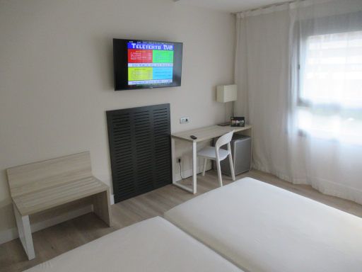 B&B Hotel Vitoria General Álava, Vitoria-Gasteiz, Spanien, Zimmer 203 mit Kofferablage, Schreibtisch, Stuhl, Flachbildfernseher und lautloser Kühlschrank
