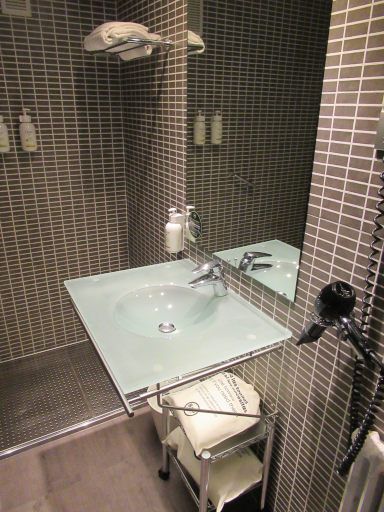 B&B Hotel Vitoria General Álava, Vitoria-Gasteiz, Spanien, Bad mit Dusche, Waschtisch