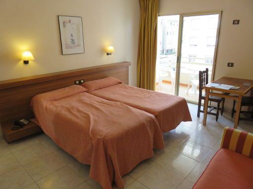 Apartamentos Be Smart Florida Puerto de la Cruz, Teneriffa, Spanien, Zimmer 412 mit zwei Einzelbetten, Telefon, Wandleuchten, Balkontür und Tisch mit zwei Stühlen