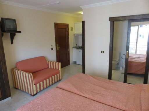 Apartamentos Be Smart Florida Puerto de la Cruz, Teneriffa, Spanien, Eingangstür, Küchenzeile und Tür zum Badezimmer