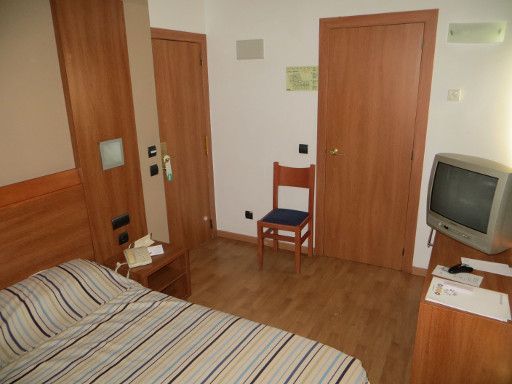 Mix Alea (ehemals Be Smart Alea, ehemals Luabay Alea) S’Arenal, Mallorca, Spanien, Zimmer 405 mit Doppelbett, Telefon, Eingangstür, Wandleuchte, Leseleuchte, Stuhl, Tür zum Bad, Fernseher und Tisch