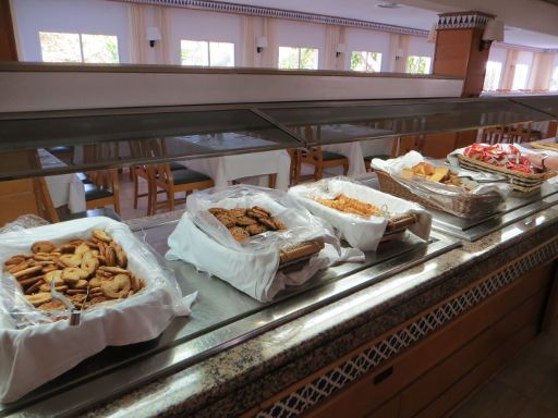 Club Hotel Portinatx, Portinatx, Ibiza, Spanien, ein Teil vom Frühstückbuffet mit verschiedenen Kuchen