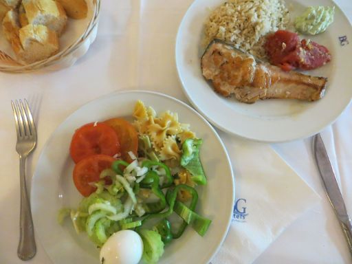 Club Hotel Portinatx, Portinatx, Ibiza, Spanien, Lachs, Reis, gegrillte Tomate, Salatteller und Weißbrot