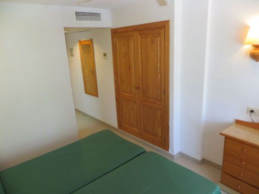 Club Hotel Portinatx, Portinatx, Ibiza, Spanien, Zimmer 238 mit Wandschrank, Minisafe, Spiegel, Klimaanlage, Deckenventilator und Trennwand zum Bad