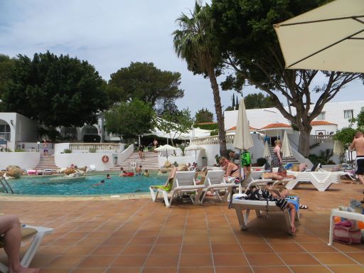 Club Hotel Portinatx, Portinatx, Ibiza, Spanien, Liegen und Sonnenschirme beim Schwimmbad