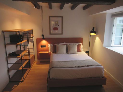 EtxeAundi Hotel Boutique, Oñati, Spanien, Zimmer 107 mit Doppelbett, Leseleuchten, Nachttisch, offenen Schrank, Minisafe und Fenster