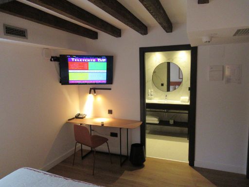 EtxeAundi Hotel Boutique, Oñati, Zimmer 107 mit Flachbildfernseher, Tisch, Stuhl, Klimaanlage und Tür zum Badezimmer