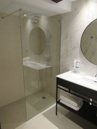 EtxeAundi Hotel Boutique, Oñati, Spanien, Bad mit Dusche und Waschtisch