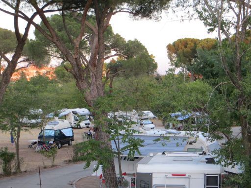 Camping Osuna, Madrid, Spanien, Campingplatz mit Bäumen