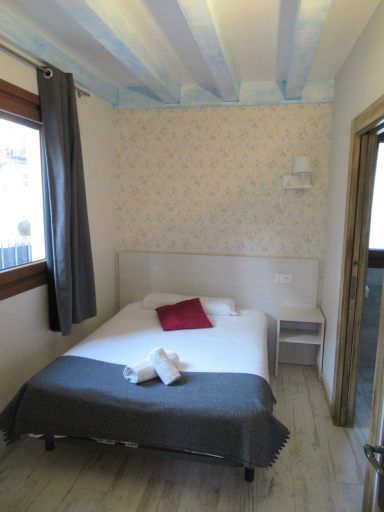 Casa Rural Mugarri, Pobeña, Spanien, Einzelzimmer „El Corro“ mit Fenster, Bett, Nachttisch, Wandleuchte und Durchgang zum Bad
