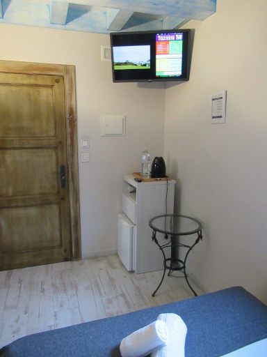 Casa Rural Mugarri, Pobeña, Spanien, Einzelzimmer „El Corro“ mit Eingangtür, Fernseher, Kühlschrank, Wasserkocher und Tisch