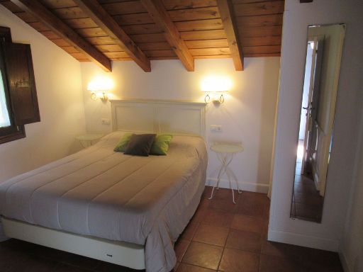 Casa Rural Ogoño Mendi, Elantxobe, Spanien, Zimmer 5 mit Doppelbett, Leseleuchten, Nachttisch, Fenster und Spiegel