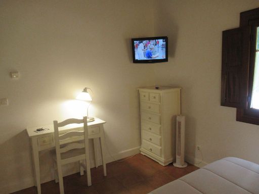 Casa Rural Ogoño Mendi, Elantxobe, Spanien, Zimmer 5 mit Tisch, Stuhl, Kommode, Fernseher und Kühlgerät
