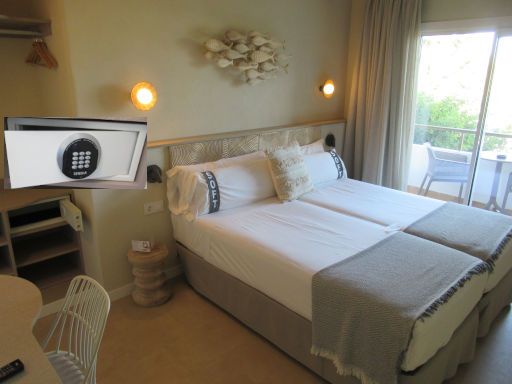 Casual Bahía Ibiza, Sant Josep de sa Talaia, Spanien, Zimmer 217 mit zwei Einzelbetten, Nachttisch, offener Schrank mit Minisafe, Wandleuchten und Glastüren zum Balkon