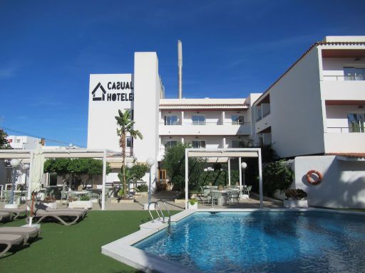 Casual Bahía Ibiza, Sant Josep de sa Talaia, Spanien, Schwimmbecken und Bereich mit Liegen
