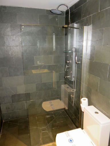 Duero Hotel, Laguna de Duero, Spanien, Bad mit Regenschauerdusche und WC