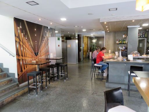 Duero Hotel, Laguna de Duero, Spanien, Cafetería und Rezeption im Hintergrund