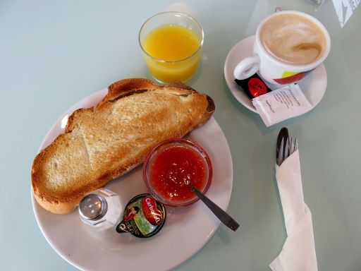 Duero Hotel, Laguna de Duero, Spanien, Frühstück Orangensaft, Café con leche, Toast, Butter und Tomatenmus