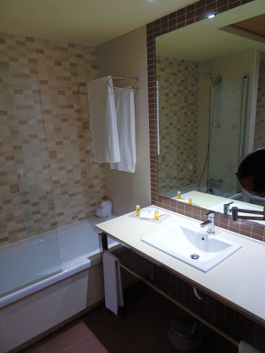 Elba Carlota Beach & Convention Resort, Caleta de Fuste, Fuerteventura, Spanien, Bad mit Badewanne und Dusche und Waschtisch