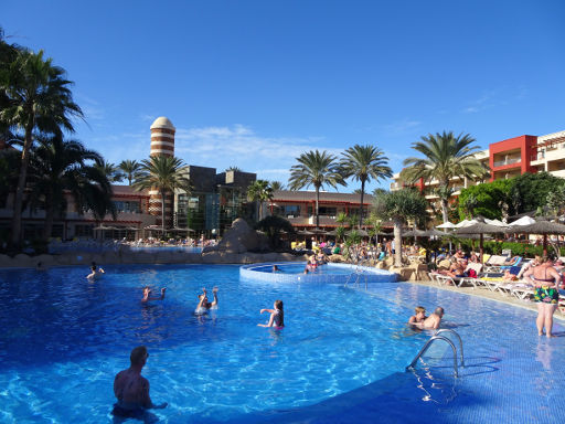 Elba Carlota Beach & Convention Resort, Caleta de Fuste, Fuerteventura, Spanien, Schwimmbecken mit Liegen im Schatten und in der Sonne