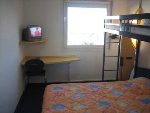 ibis budget, Alicante, Spanien, Bett mit Hochbett, Fernseher, Tisch, Stuhl, Fenster