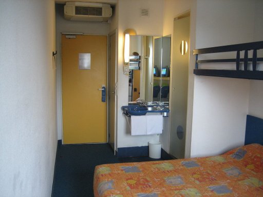 ibis budget Granada, Spanien, Etagenbett, Eingangstür, Tür zum WC, Waschbecken und Tür zur Dusche