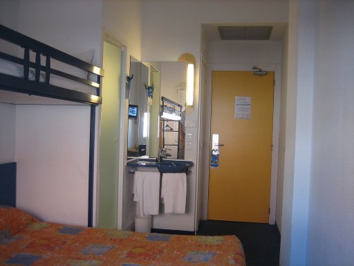 ibis budget Madrid Valentin Beato, Spanien, Zimmer 215 mit Etagenbett, Eingangstür und Waschbecken