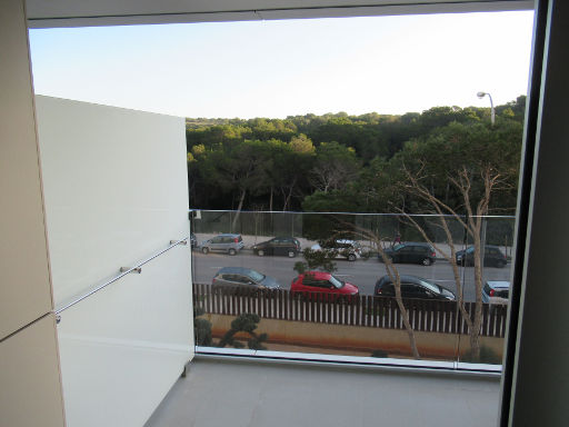 Hipotels Playa de Palma Palace, S’Arenal, Mallorca, Spanien, Balkon mit Blick in das Landesinnere, zwei Stühle und Tisch