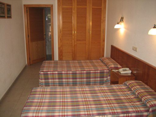 Hostal Blayet, El Perellonet, Valencia, Spanien, zwei Einzelbetten, Wandschrank und Eingang zum Bad