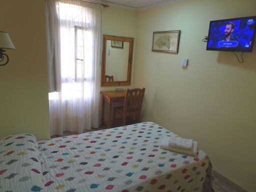 Hostal La Posá, Villar del Arzobispo, Spanien, Zimmer 209 mit Einbauschrank, Fenster, Tisch, Stuhl, Regler Klimaanlage und Flachbildfernseher