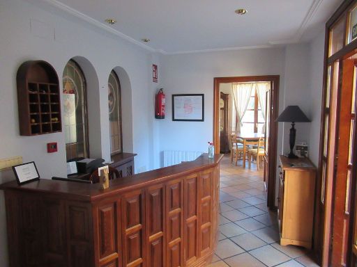 Hostal San Martin, Molinos de Duero, Spanien, Empfangshalle mit Rezeption