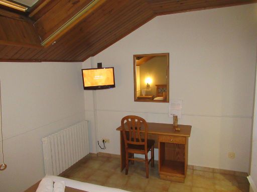 Hostal San Martin, Molinos de Duero, Spanien, Zimmer 206 mit Heizung, Fernseher, Spiegel, Tisch und Stuhl