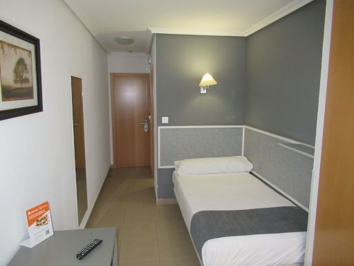 Hotel Alda Centro Palencia, Palencia, Spanien, Zimmer 302 mit Wandspiegel, Flur, Eingangstür, Tür zum Bad, Einzelbett und Wandleuchte