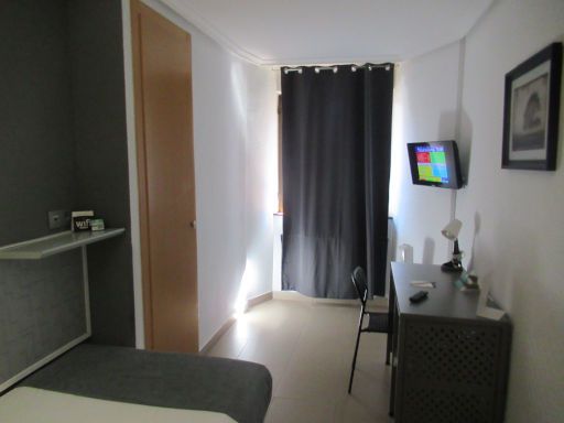 Hotel Alda Centro Palencia, Palencia, Spanien, Zimmer 302 mit Ablage über Bett, Wandschrank, Gardine, Flachbildfernseher, Tisch und Stuhl