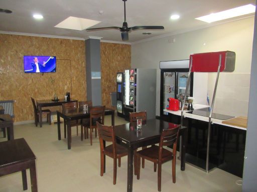 Hotel Alda Centro Palencia, Palencia, Spanien, Raum mit Fernseher, Getränkeautomaten und Snacks