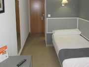 Hotel Alda Centro Palencia, Palencia, Spanien, Zimmer 302 mit Wandspiegel, Flur, Eingangstür, Tür zum Bad, Einzelbett und Wandleuchte