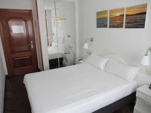 Hotel Alda Santa Cristina, Perillo, Oleiros, Spanien, Zimmer 114 mit Eingangstür, Wandschrank, Spiegel, Doppelbett, Leseleuchten und Nachttisch