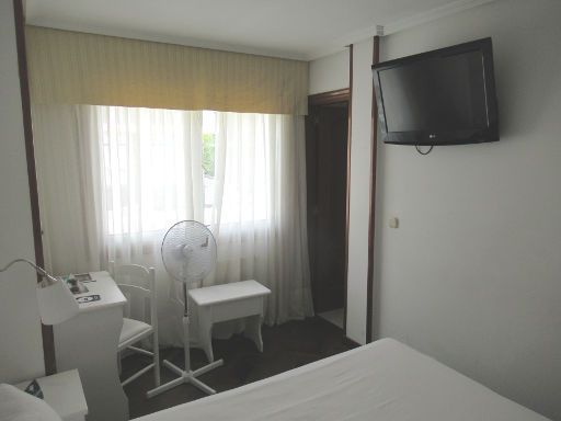 Hotel Alda Santa Cristina, Perillo, Oleiros, Spanien, Zimmer 114 mit Tisch, Stuhl, Lüfter, Fenster, Tür zum Badezimmer und Flachbildfernseher