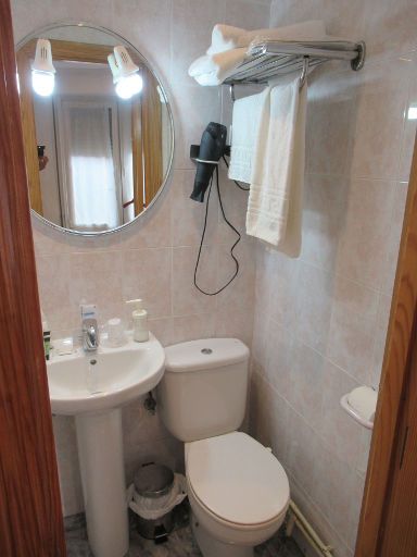 Hotel Aldatzeta Ostatua, Bermeo, Spanien, Bad mit Waschbecken und WC